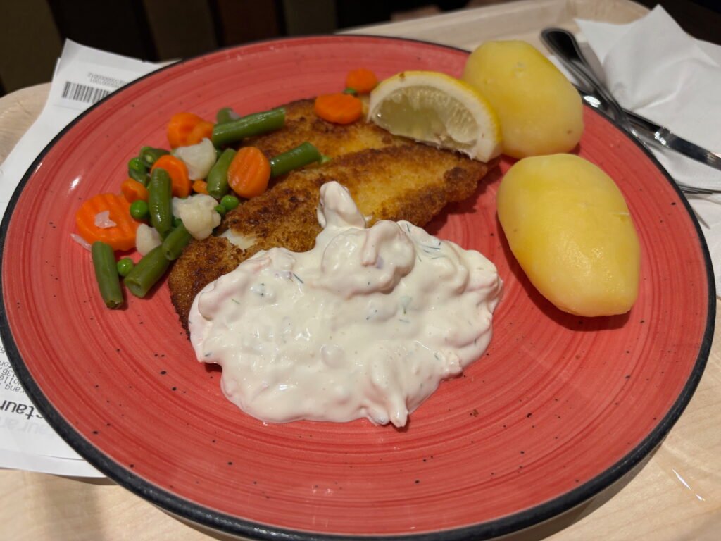 Breaded plaice with remoulade and potatoes