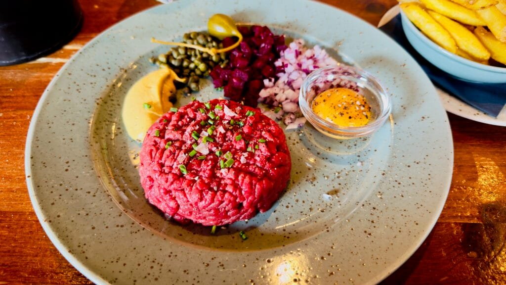 Món bò sống steak tartare