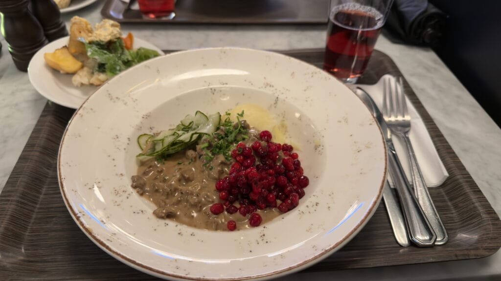 Món thịt thú rừng kèm sốt và thảo quả ở nhà hàng Rydbergs, Stockholm, Sweden