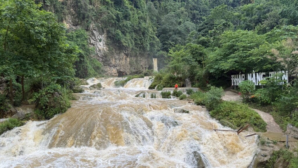 Thác Nàng Tiên sau cơn mưa