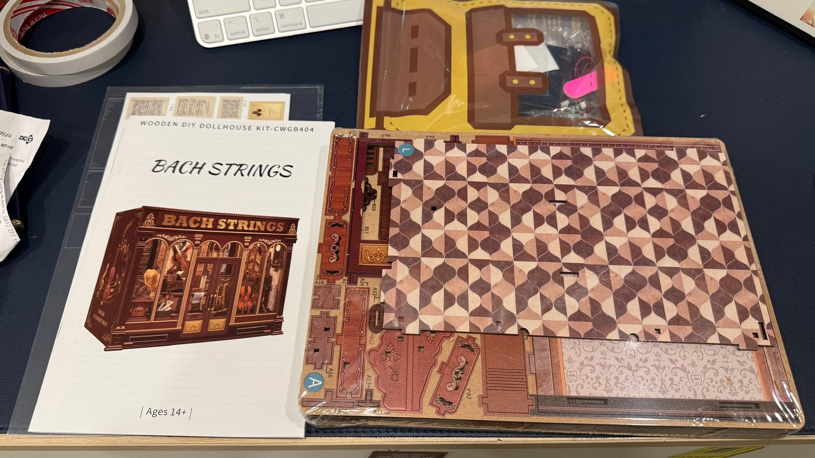 Bàn làm việc gọn gàng với mô hình DIY đang được lắp ráp