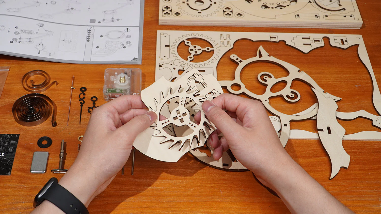 Người mới bắt đầu lắp mô hình DIY trên bàn làm việc sáng sủa