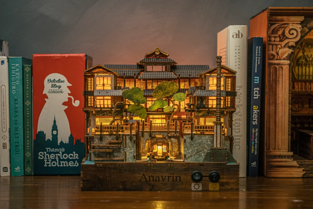 Nhiều mẫu book nook xếp theo mức giá khác nhau trên kệ sách