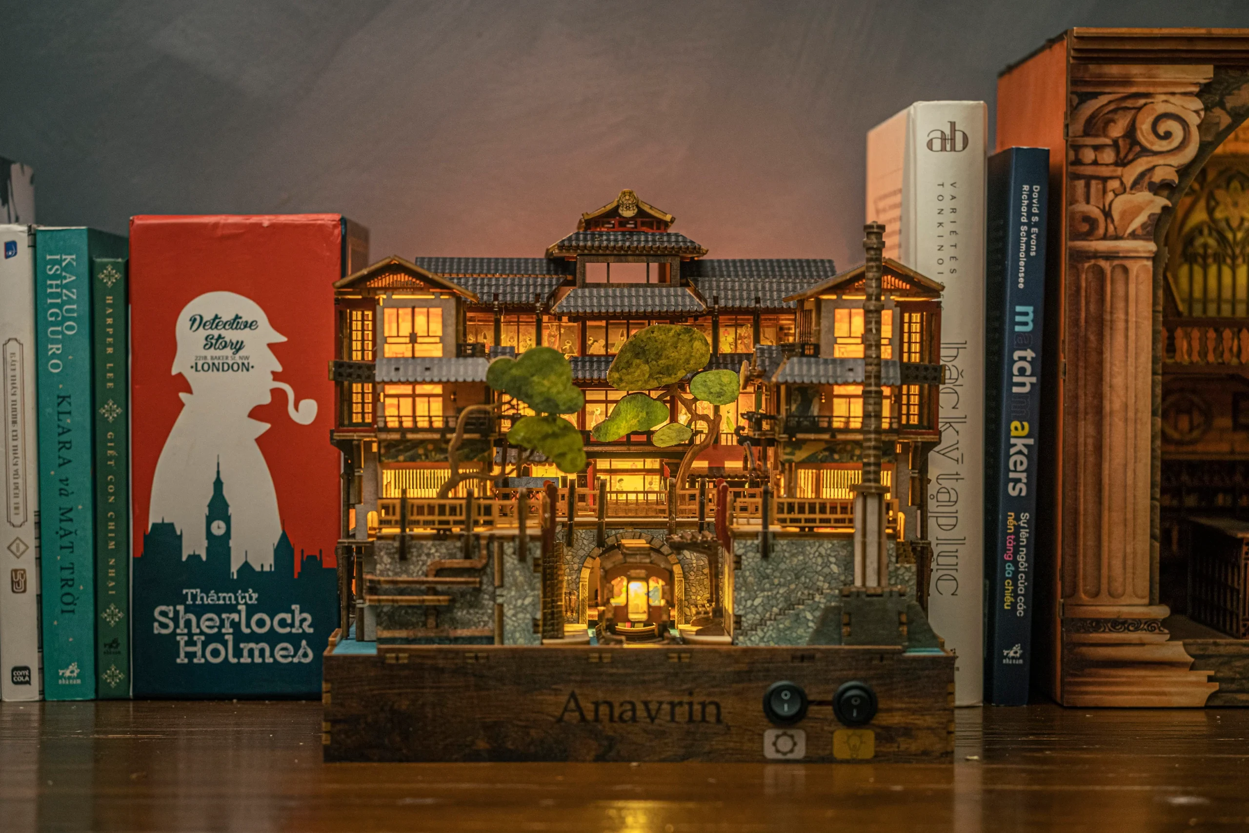 Nhiều mẫu book nook xếp theo mức giá khác nhau trên kệ sách