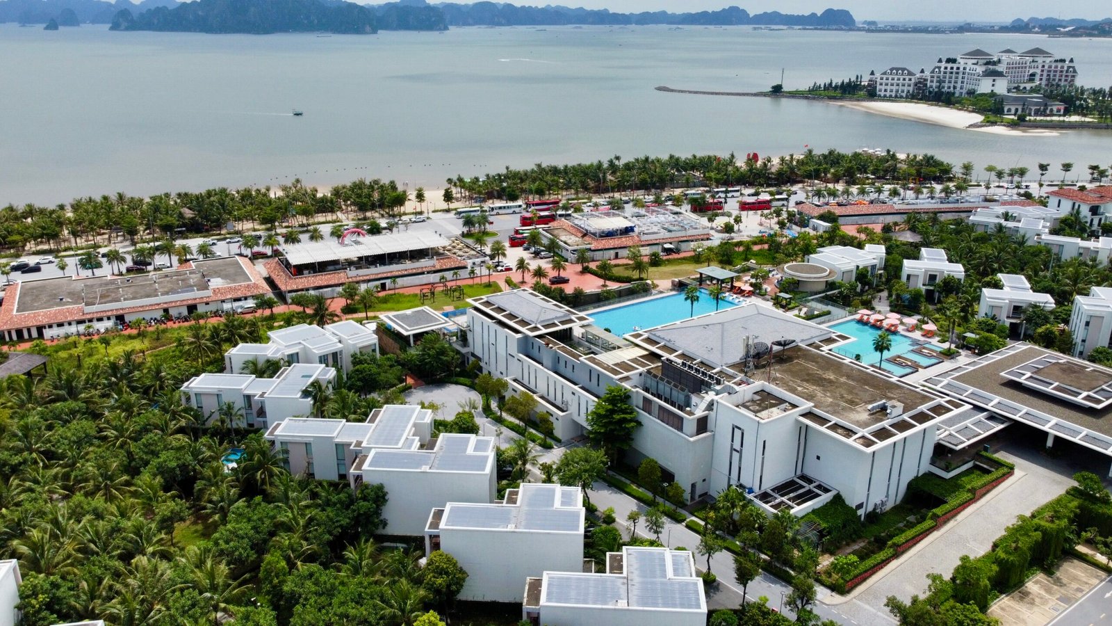 Bãi biển ngoài resort Oakwood Hạ Long