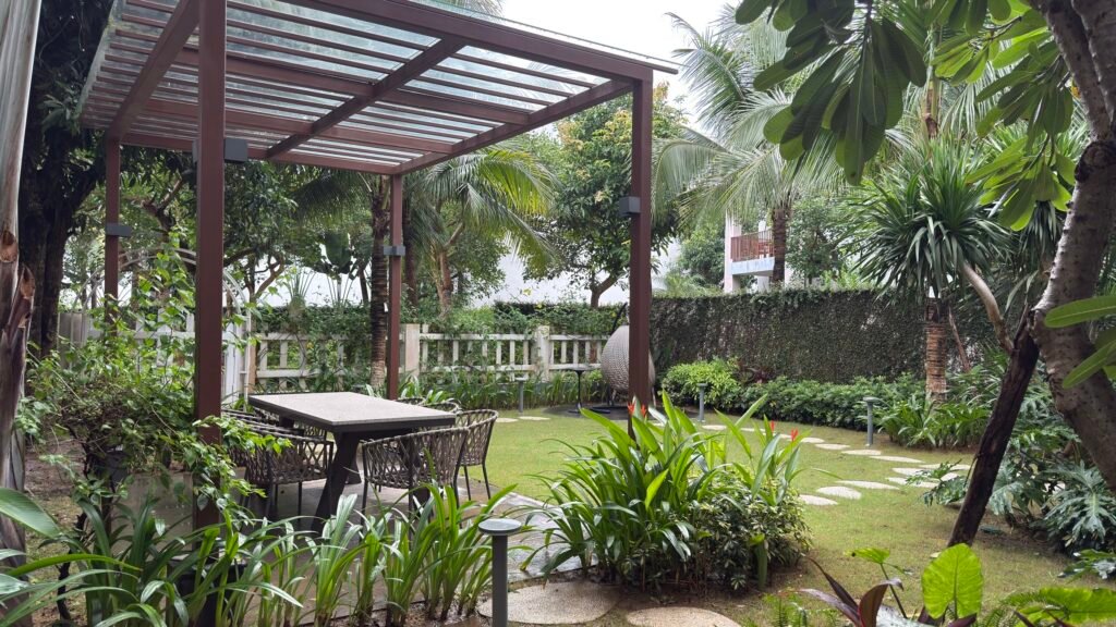 Khu vườn và bàn ghế ngoài trời trong villa Oakwood Hạ Long