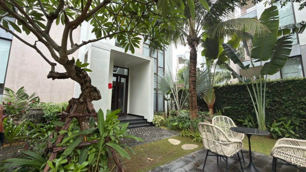 Lối vào villa Oakwood Hạ Long giữa khu vườn