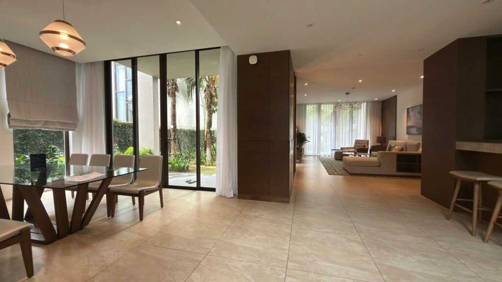 Không gian phòng khách và bàn ăn trong villa Oakwood Hạ Long