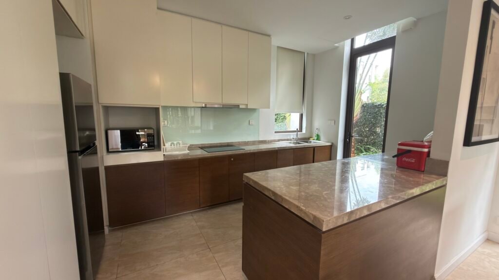 Khu bếp trong villa Oakwood Hạ Long với tủ lạnh và lò vi sóng