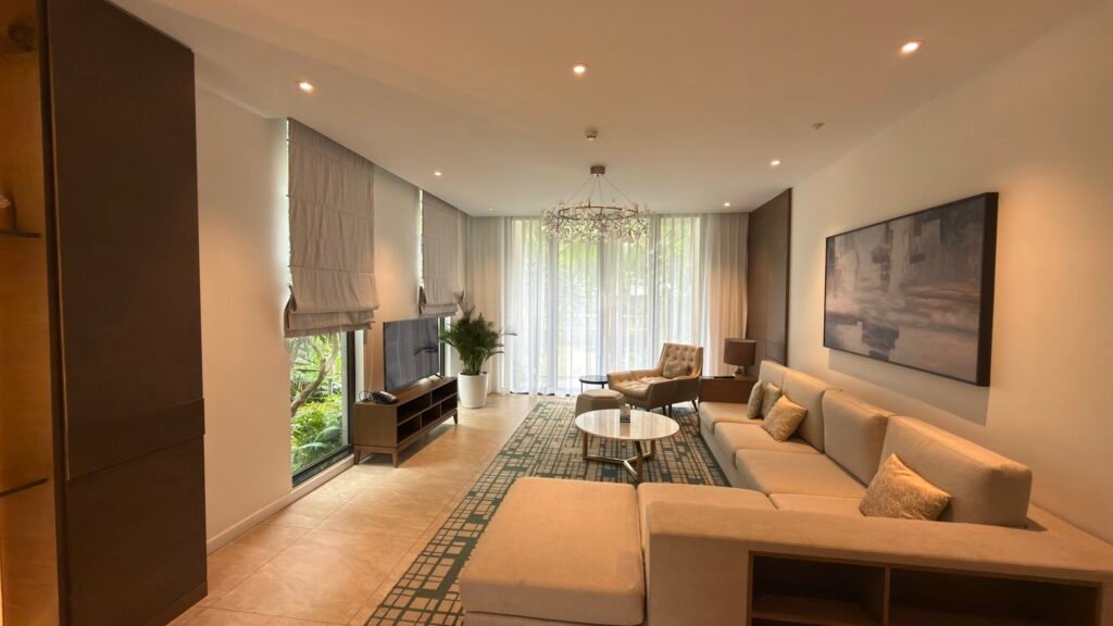 Phòng khách villa Oakwood Hạ Long với sofa và tivi