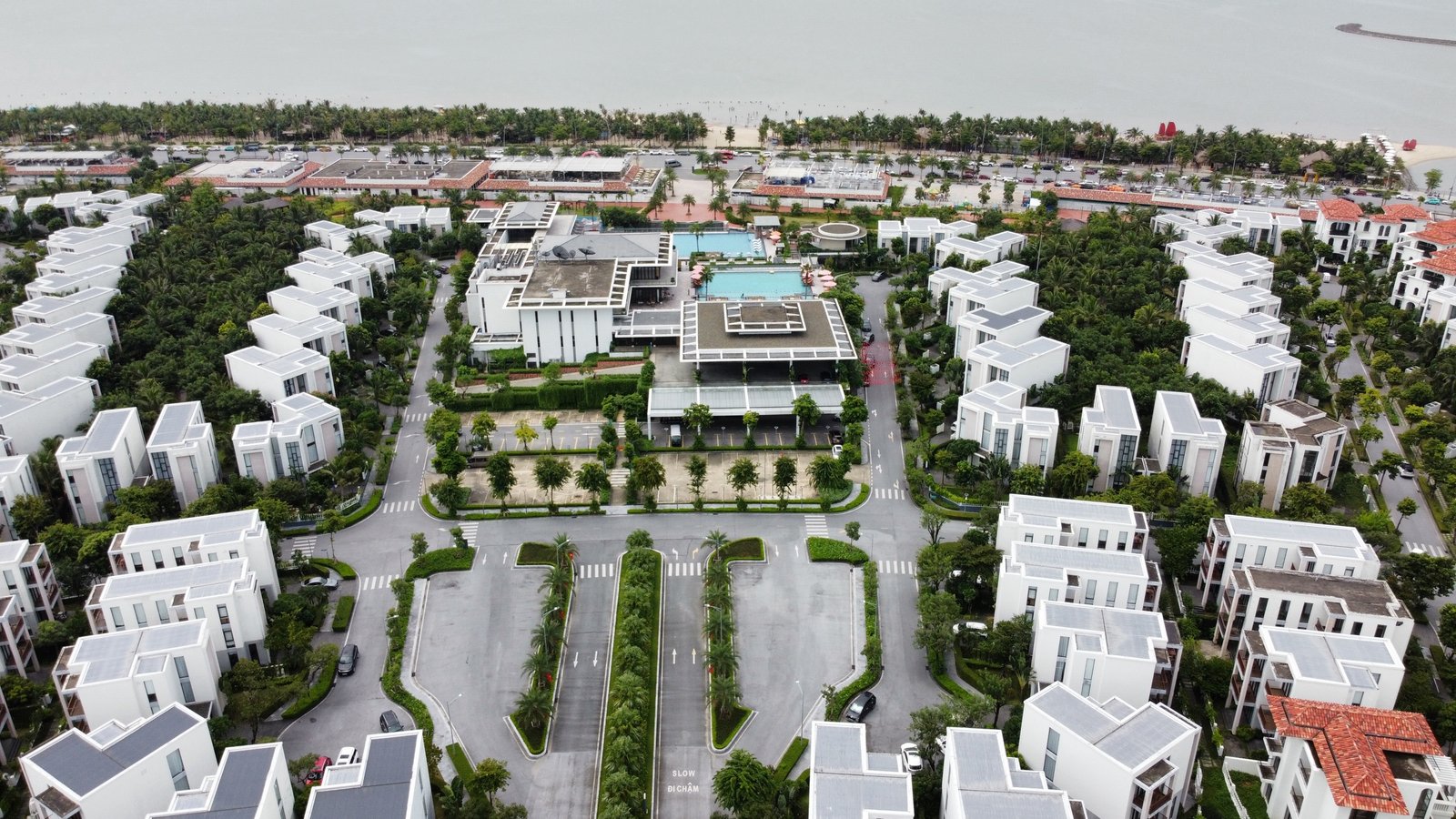 Ảnh chụp từ trên cao khu villa Oakwood Hạ Long nhìn ra khu biển